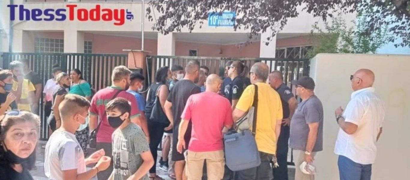 Ένταση στη Θεσσαλονίκη: ΜΑΤ απέναντι σε γονείς στο υπό κατάληψη σχολείο στην Καλαμαριά (βίντεο)